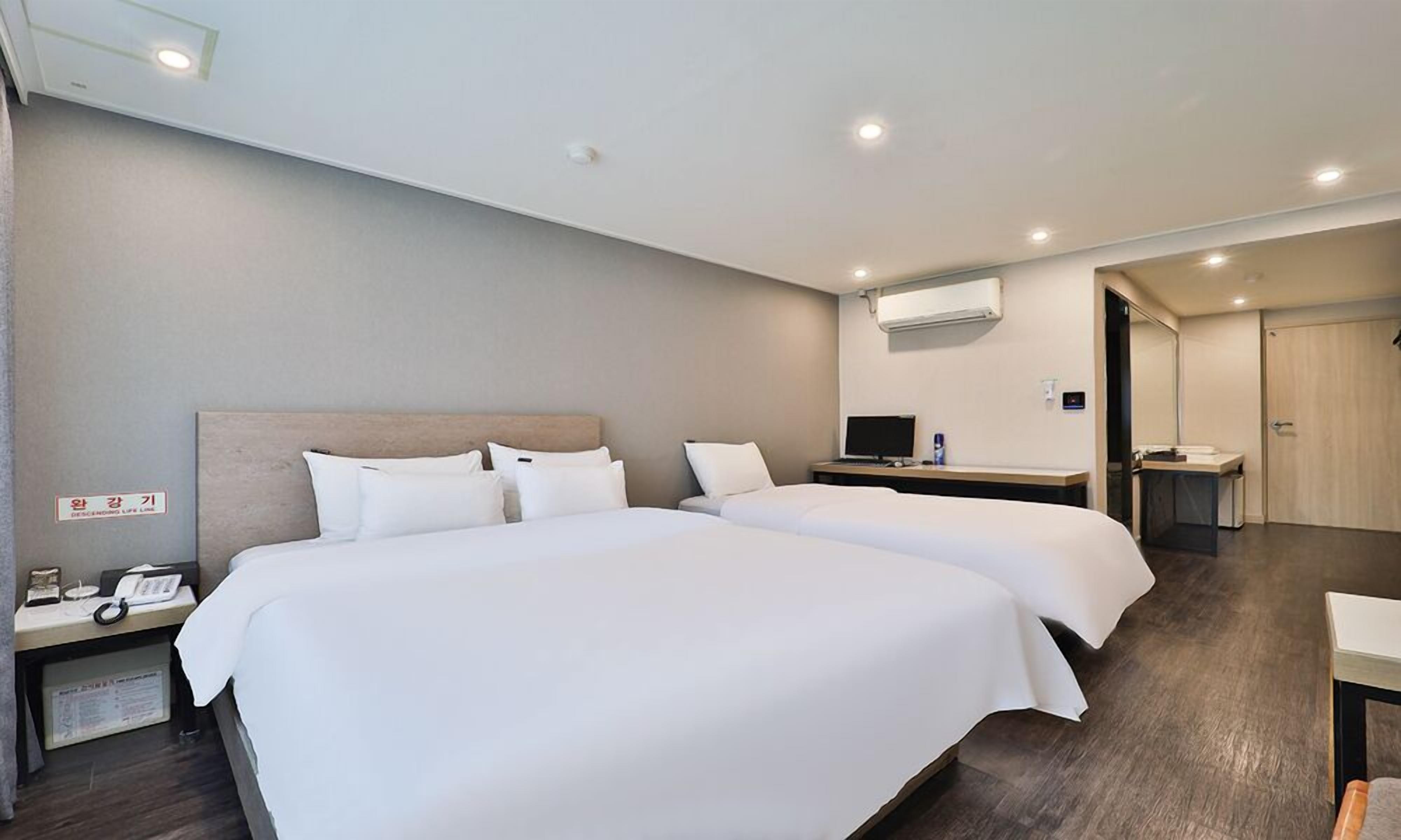 Premier Twin Room | Individually decorated, individually furnished, blackout curtains