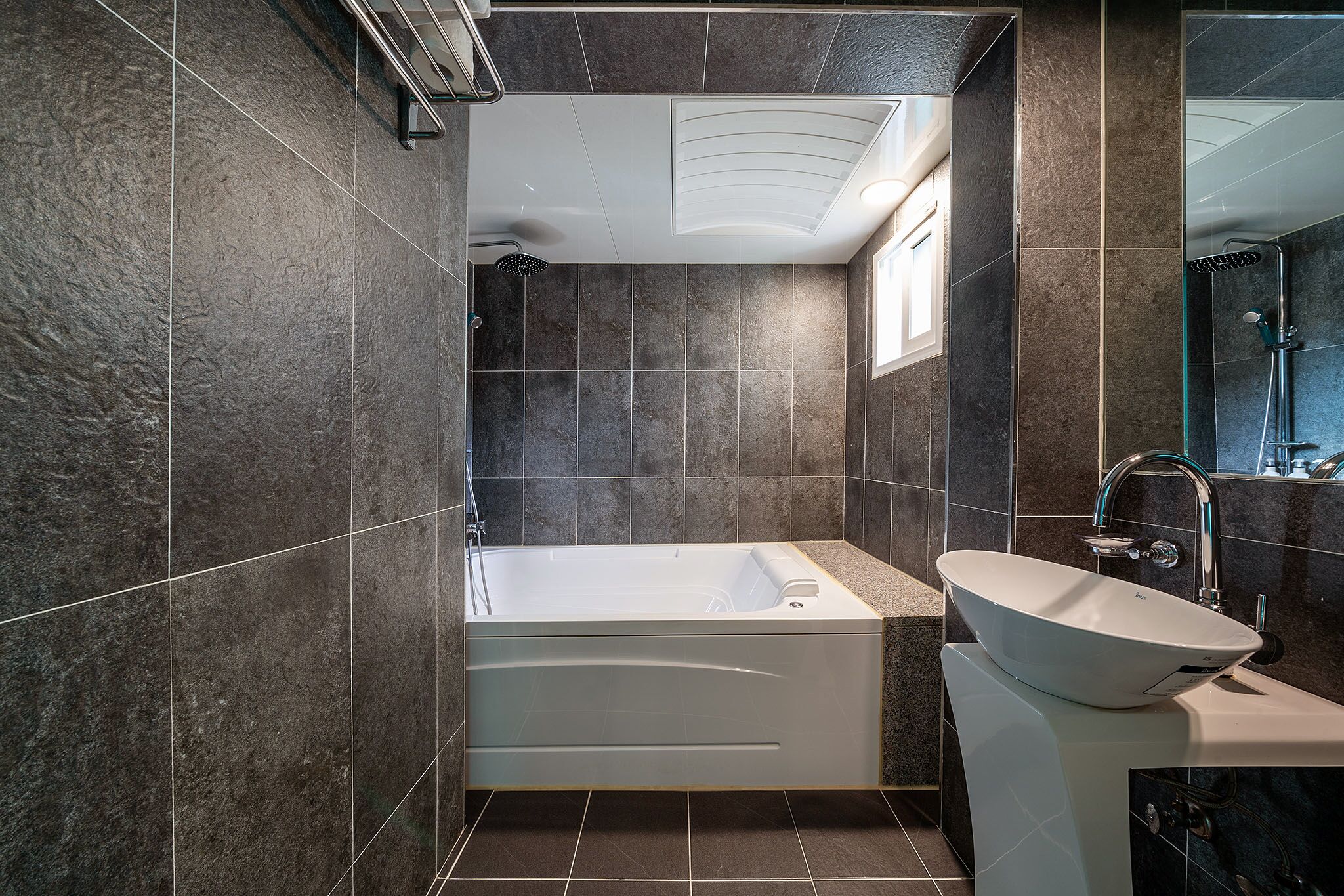 deluxe double room | bathroom | free toiletries, hair dryer, bathrobes, slippers