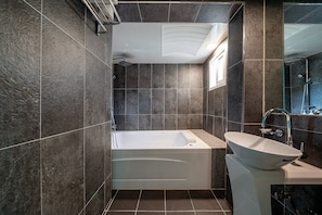 Chambre Double Deluxe | Salle de bain | Articles de toilette gratuits, sèche-cheveux, peignoirs, chaussons