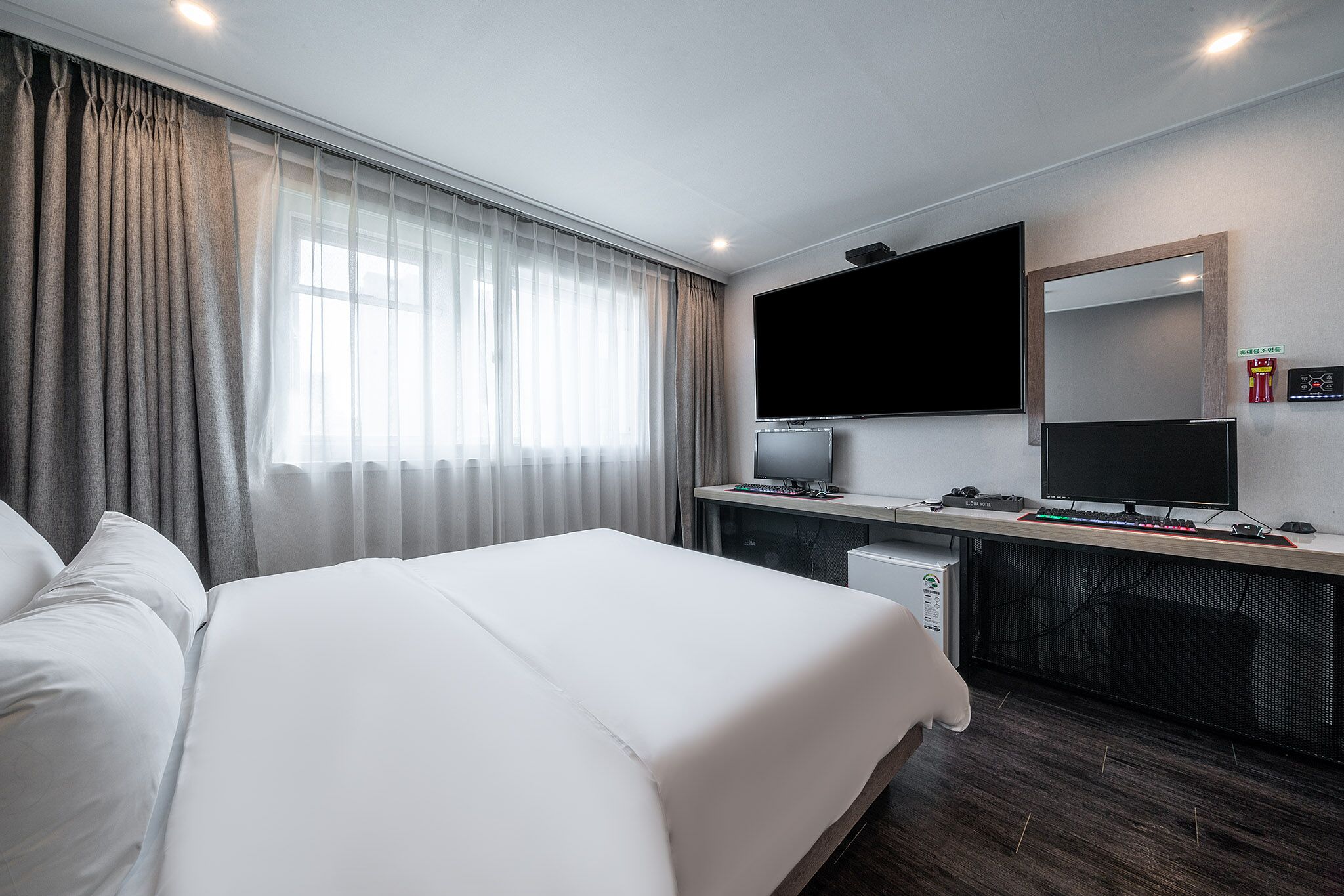 deluxe double room, smoking (b) | individually decorated, individually furnished, blackout curtains