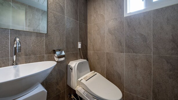 A bathroom with a sink, toilet, and a window. - Anyang ILLOWA Hotel (Anyang)