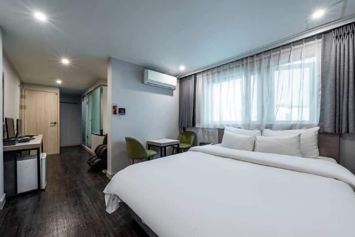 Decoración personalizada, muebles diferentes y cortinas blackout
