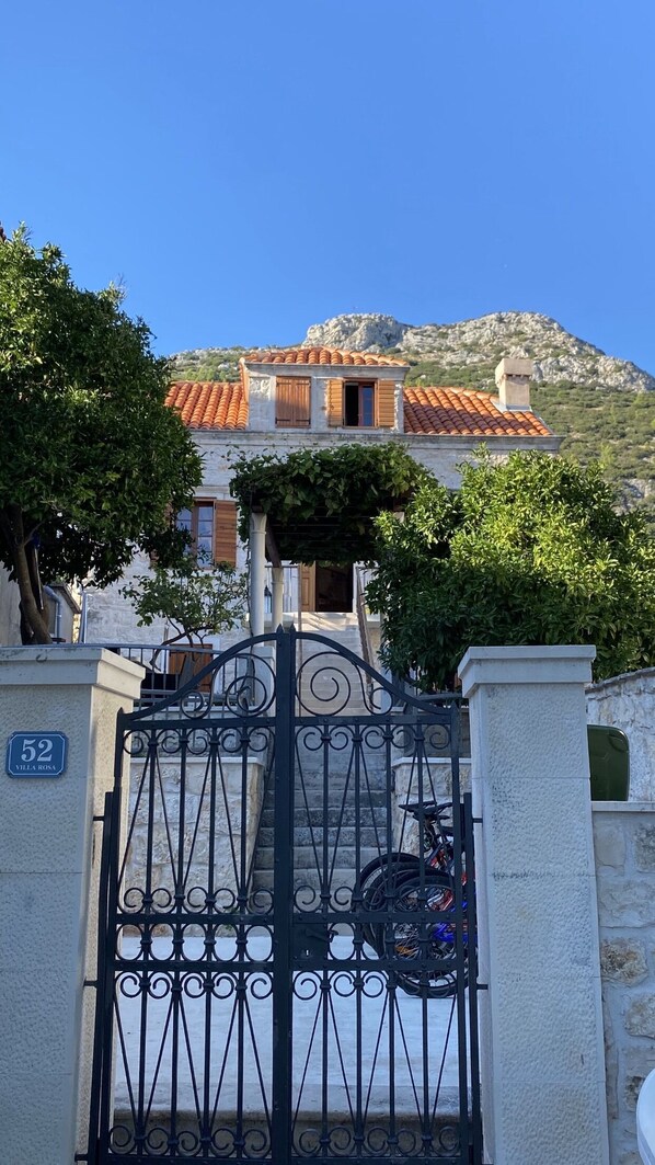 Exterior - Seafront Historic Villa | Private pool, kayaks and bikes (Viganj)