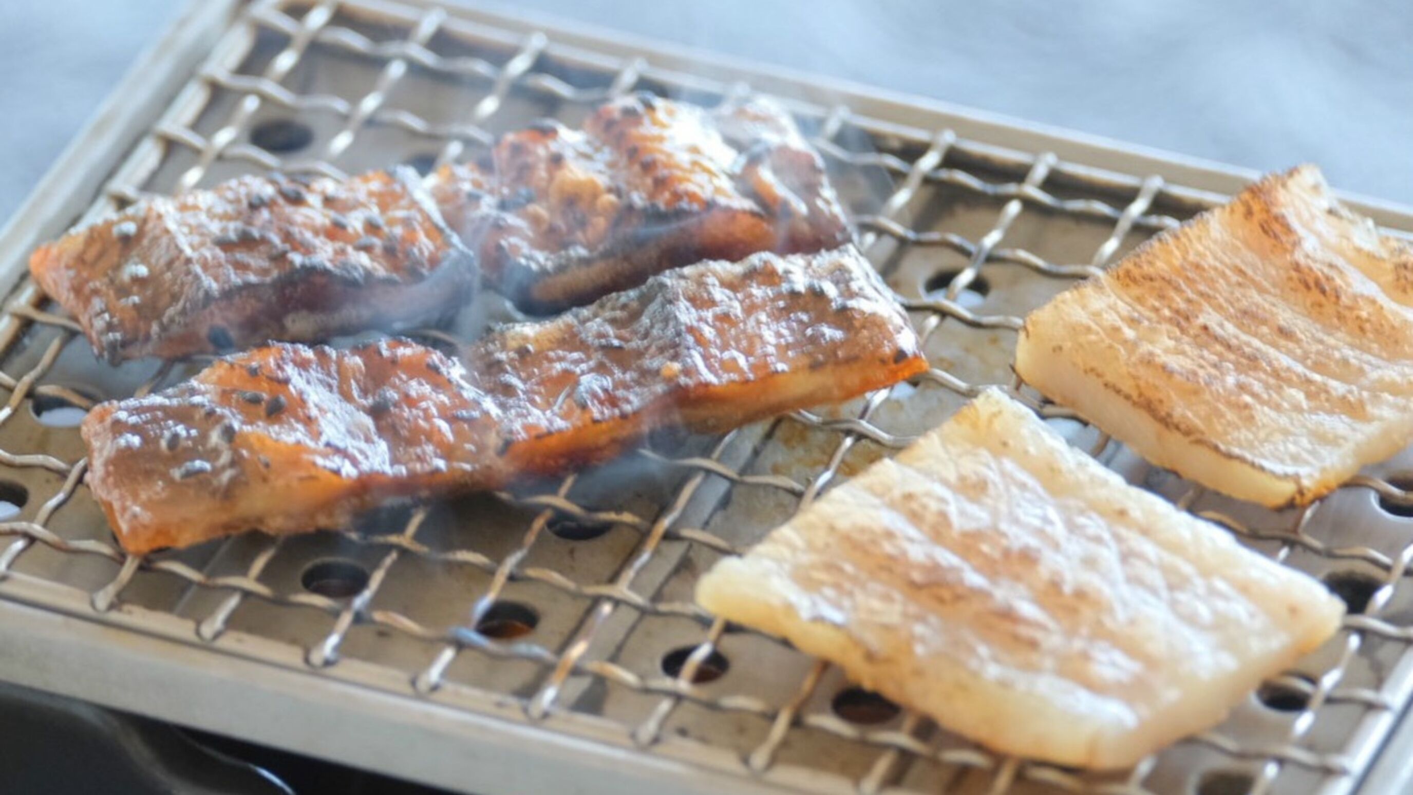 En grill med kött och tunnbröd.