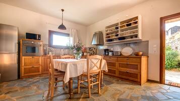 Een koelkast, een magnetron, een oven, een kookplaat