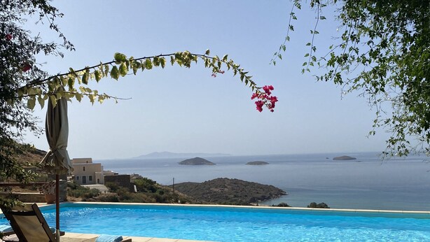 A poolside area with a view of the sea, a lounge chair, and a pergola with flowers. - Breathtaking Panoramic Sea View.Private swimming pool  4,5 m X 11 m! (Kato Agios Petros)