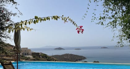 Ylellinen huvila, oma simuloiva uima-allas, upeat merinäkymät, 100 km vaellusreittejä