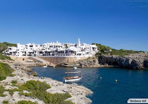 Erinomainen huvila puutarha ja uima-allas, lähellä merta ja Binibèquerin keskustaa.