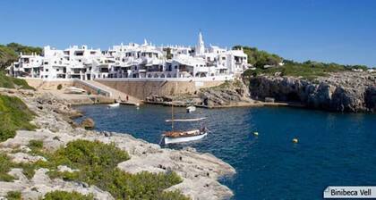 Erinomainen huvila puutarha ja uima-allas, lähellä merta ja Binibèquerin keskustaa.