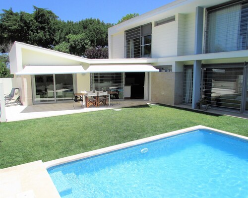 VILLA CASALINHO MECO dans la pinÚde, prÚs de la plage et de Lisbonne avec piscine privée