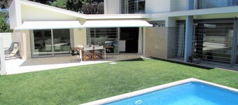 VILLA CASALINHO MECO in het dennenbos, vlakbij het strand en Lissabon met privézwembad 