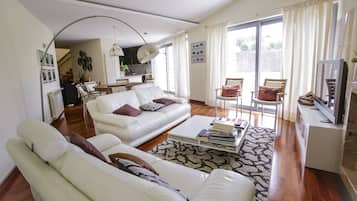 Smart TV, lareira, DVD player, biblioteca musical