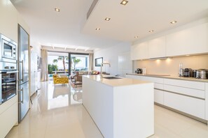 Een koelkast, een microgolfoven, een oven, een vaatwasser