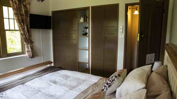 Room Mt Donna Buang | Premium bedding, iron/ironing board, free WiFi, bed sheets