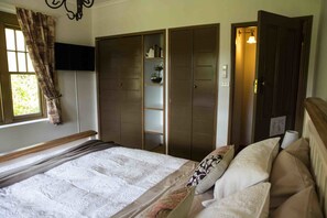 A bedroom with a large bed, a wardrobe, and a closet. - Buttercuphill B&B (Warburton)