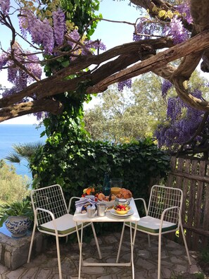 تناول الطعام بالخارج