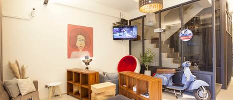 46-inch Smart TV with digital channels, TV, Netflix