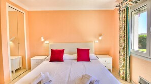 3 bedrooms, iron/ironing board, free WiFi, bed sheets