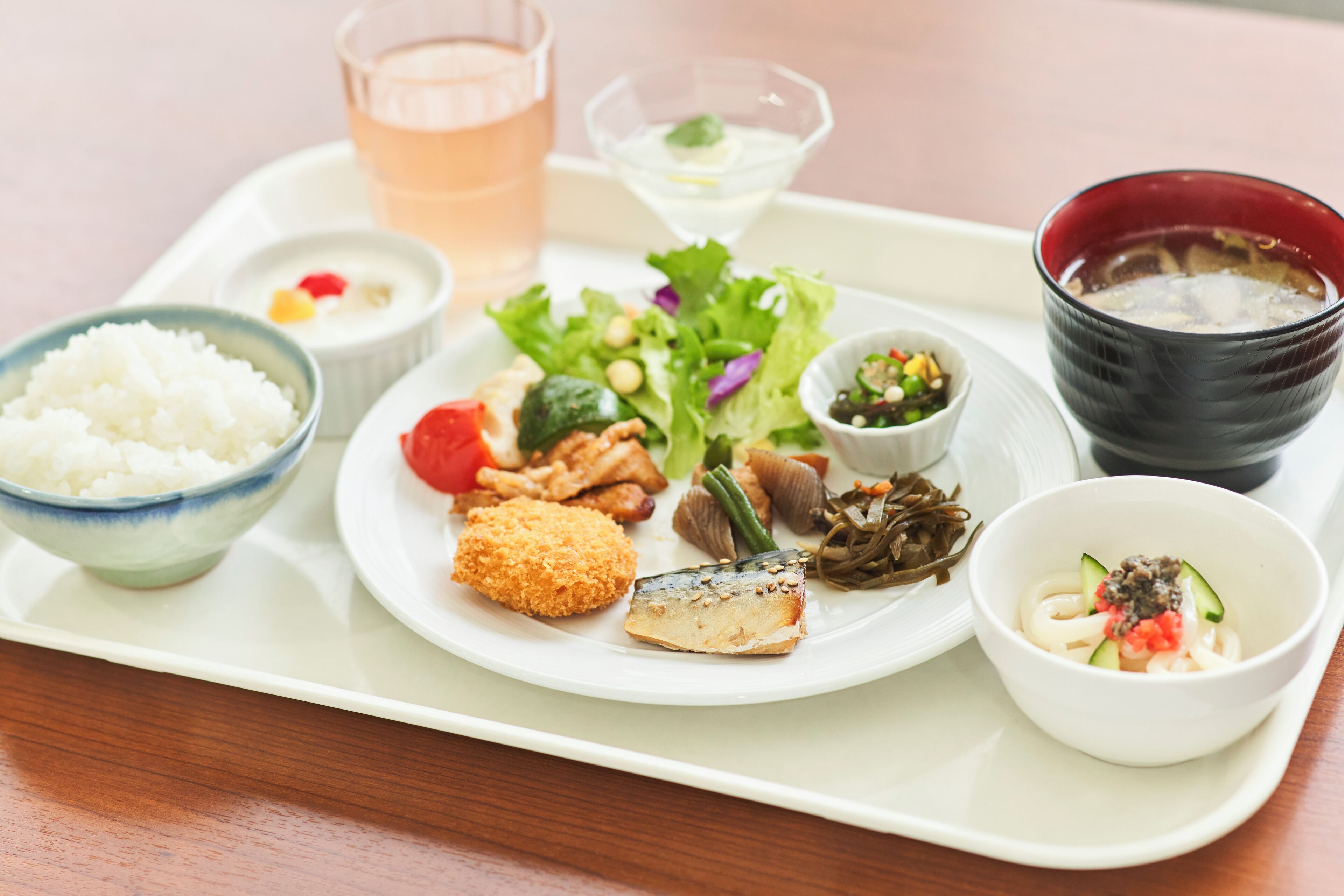 daily buffet breakfast (jpy 1000 per person)
