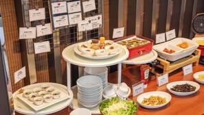 Un buffet proposant divers plats et accompagnés de leurs étiquettes.