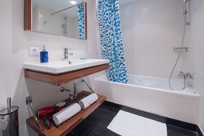 Combined shower/bathtub, hair dryer, towels