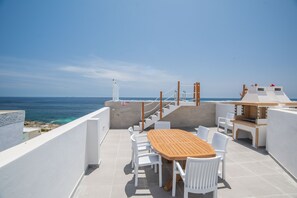 Outdoor dining - Brand New Contemporary Sky Villas with Private pool - The Waterfront (Marsaskala)