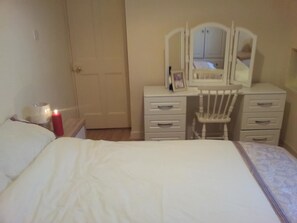 1 غرفة نوم ومكواة/لوح كي وواي فاي مجانًا وملاءات أسرّة