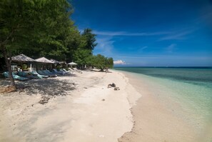 Exclusive Villa, 4 Bedrooms | Beach/ocean view - Villa Coral Flora (Gili Trawangan)