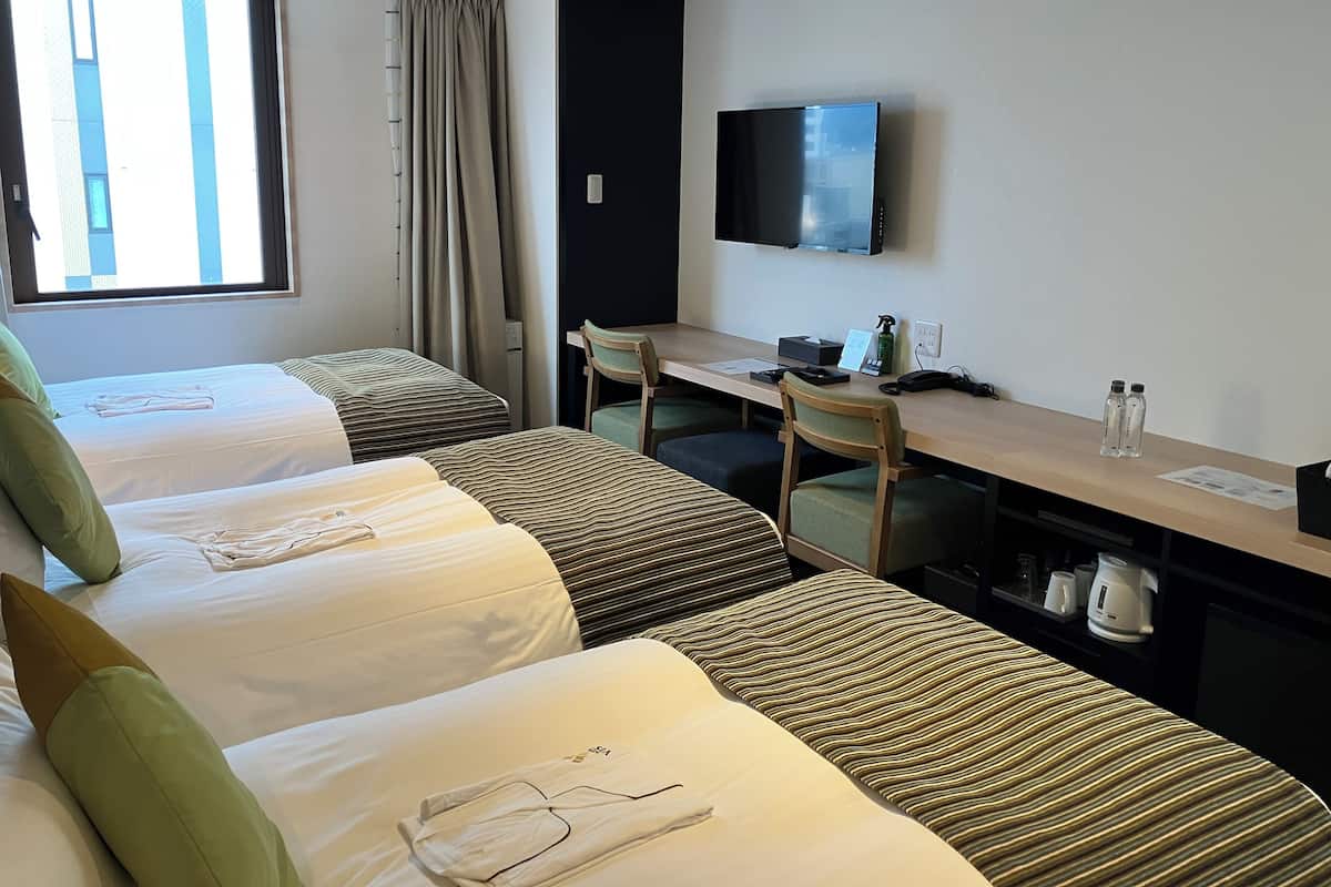 Quarto triplo standard (for 2 Guests) | Escrivaninha, espaço de trabalho para notebook, cortinas blackout