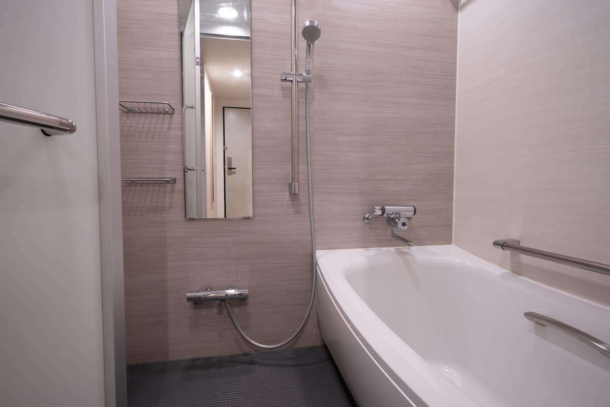 separate bathtub and shower, deep-soaking bathtub, free toiletries