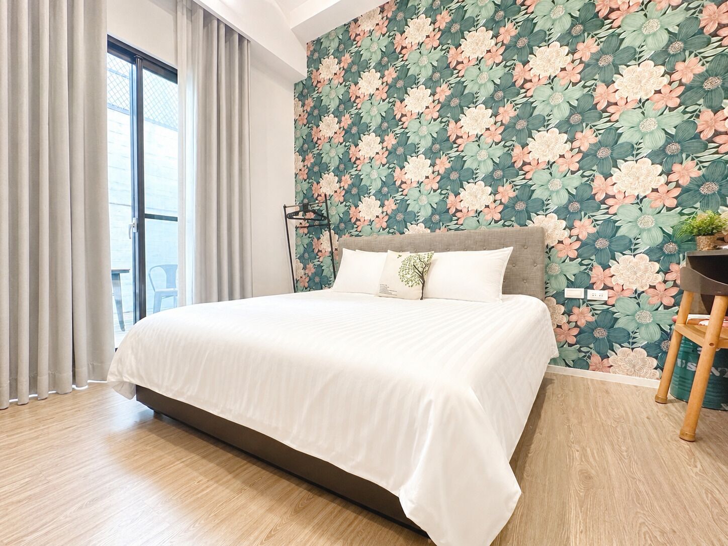 Habitación económica doble, 1 cama de matrimonio grande, no fumadores, balcón | 1 dormitorio, escritorio, cortinas opacas y wifi gratis