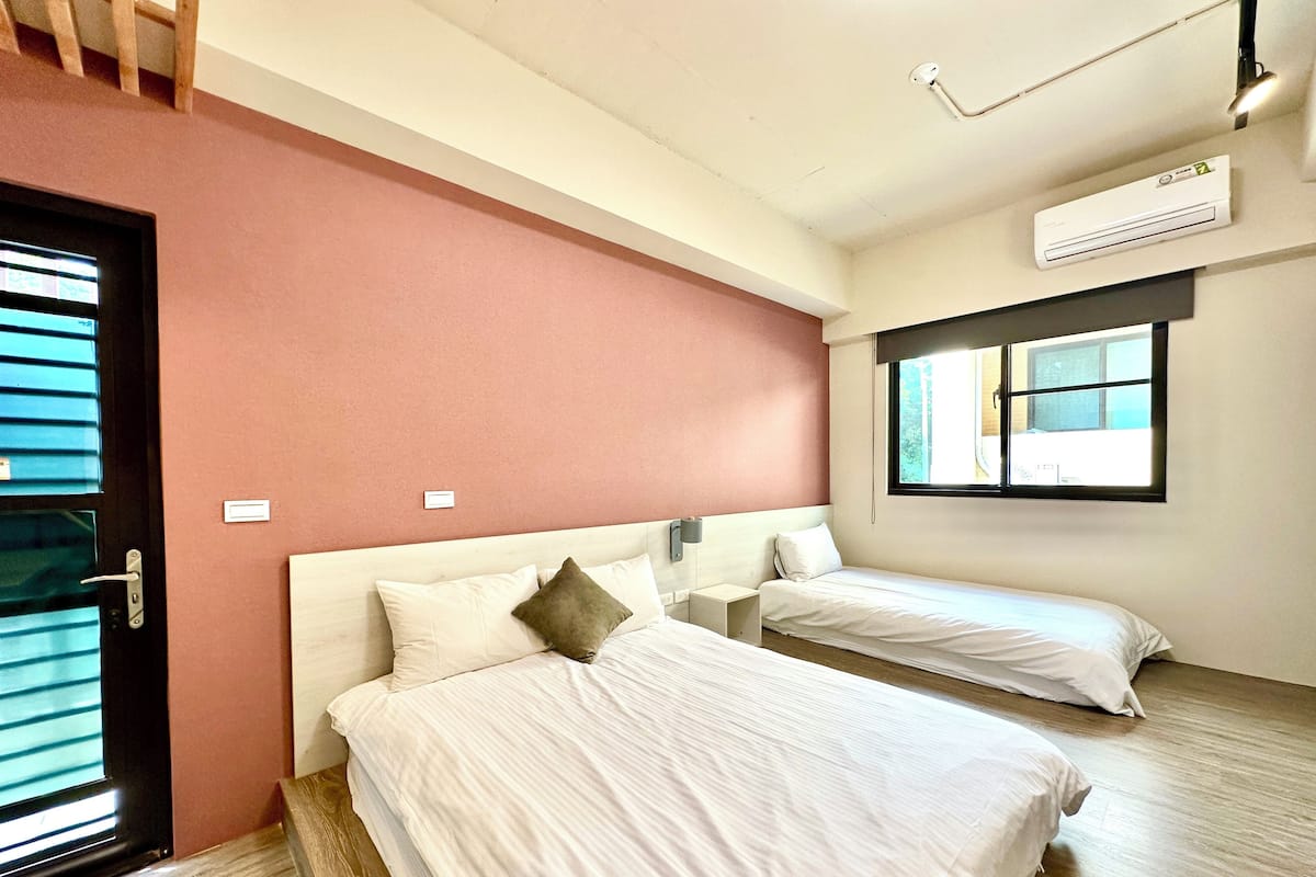 Comfort driepersoonskamer, meerdere bedden, niet-roken, balkon | 1 slaapkamer, een bureau, verduisterende gordijnen, gratis wifi