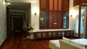 55-inch flat-screen TV with cable channels, TV, DVD player - Pool Villa Chiang Mai (Chiang Mai)