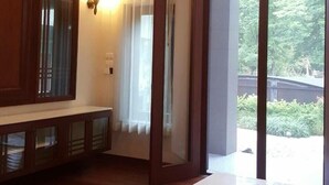 55-inch flat-screen TV with cable channels, TV, DVD player - Pool Villa Chiang Mai (Chiang Mai)