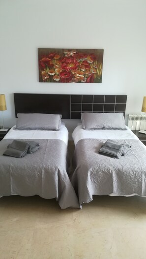 2 habitaciones, tabla de planchar con plancha, wifi y ropa de cama