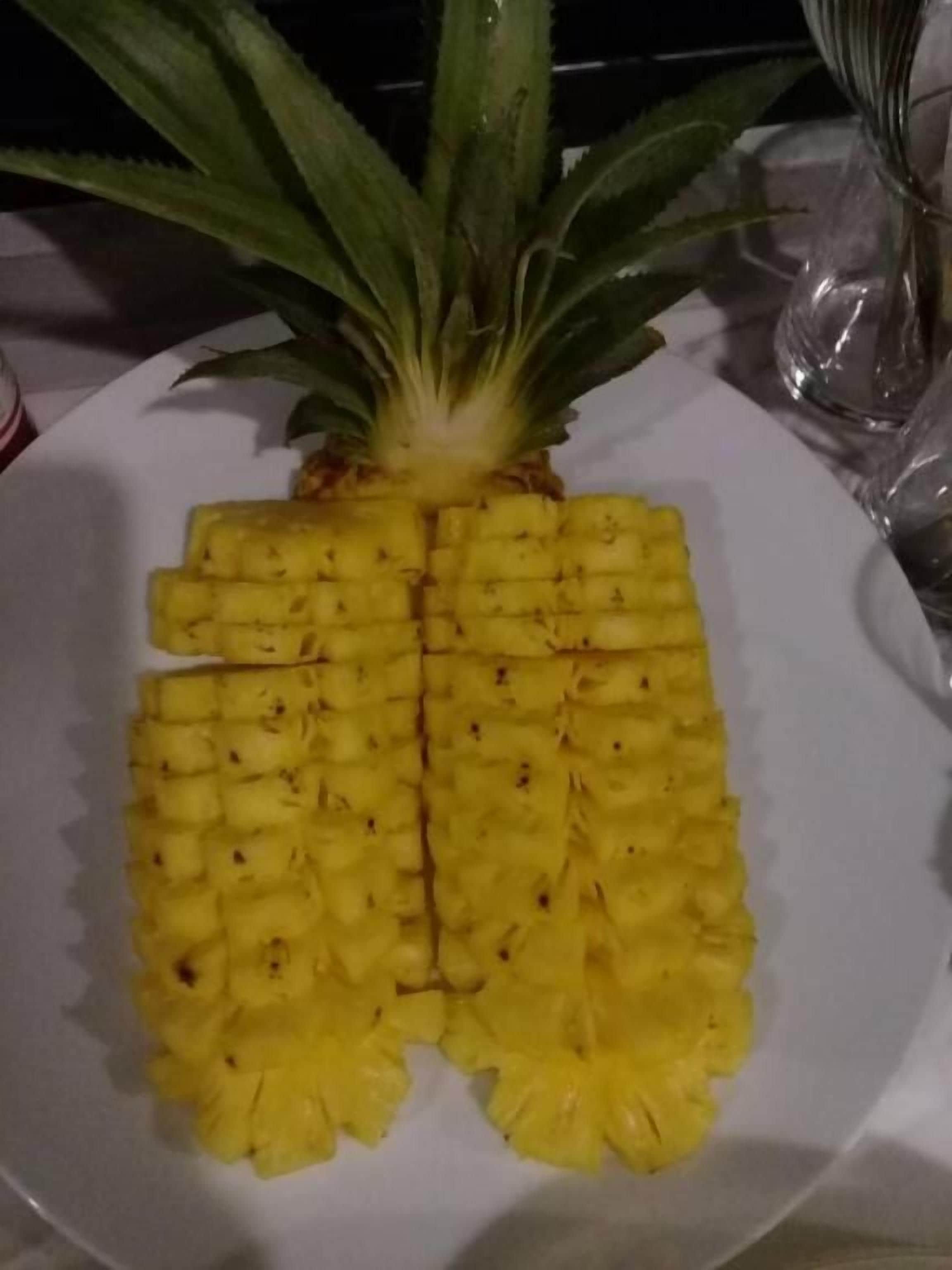 Una piña sobre un plato blanco.
