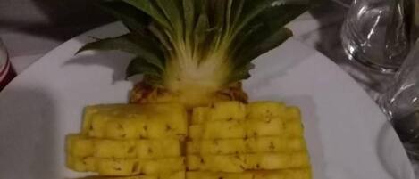 Una piña sobre un plato blanco.