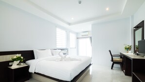 A modern hotel room with a large bed, a desk, a chair, and a television. - Sita Krabi Hotel (Krabi)