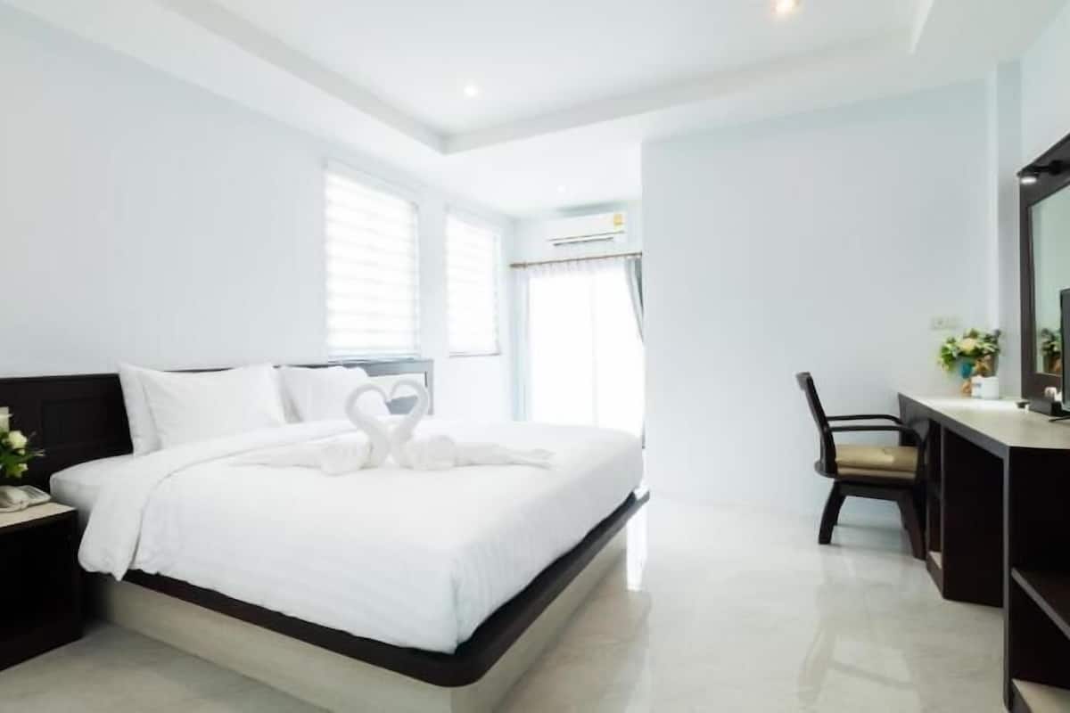 Desk, blackout drapes, free WiFi, bed sheets