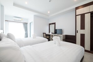 Desk, blackout curtains, free WiFi, bed sheets - Sita Krabi Hotel (Krabi)