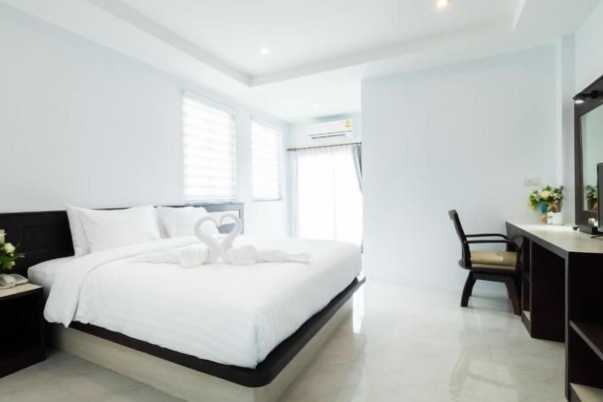 Escritorio, cortinas opacas, wifi gratis y ropa de cama
