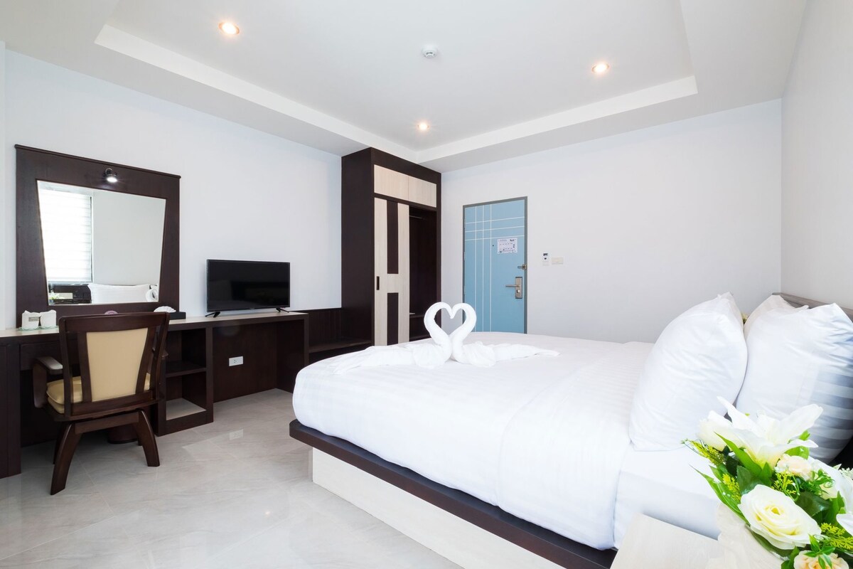 Escritorio, cortinas opacas, wifi gratis y ropa de cama
