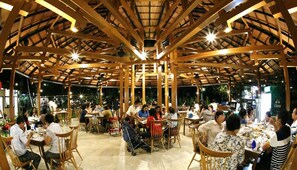 Un espace de restauration intérieur avec des poutres et des tables en bois.