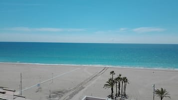 Ubicación a pie de playa y tumbonas