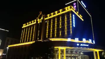 Fachada da propriedade à noite