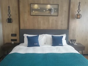Deluxe Double Room(Chinese Citizen Only) | Minibar, in-room safe, desk, blackout drapes
