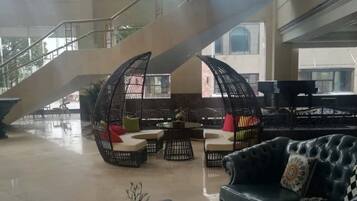 Área de estar no saguão