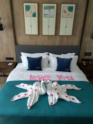 Habitación Deluxe doble (Chinese Citizen Only) | Minibar, caja fuerte, escritorio y cortinas opacas