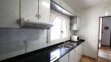 Fridge, microwave, oven, coffee/tea maker