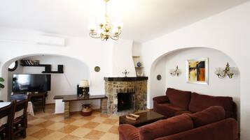 Een televisie en een open haard